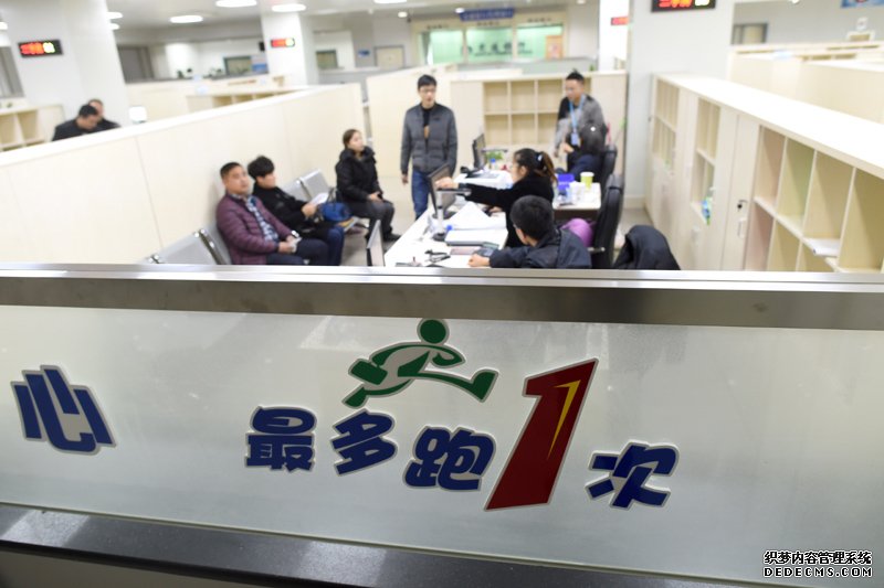 ����Ժ��ΪͶ����ҵ�ƶµ�����⣺��һ��ѹ����ҵ����ʱ�䣬����